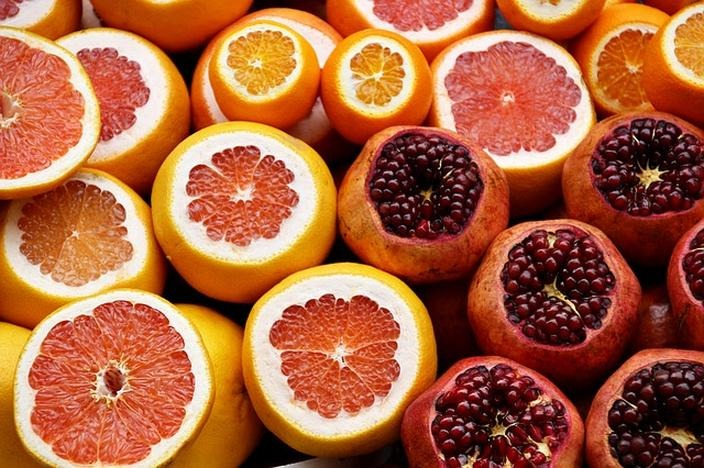 Cytrusy podczas karmienia piersią – które można jeść i na co uważać?