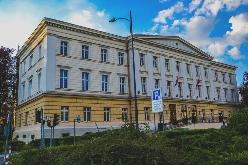 Kiedy szkoła zgłasza ucznia do sądu? Przyczyny i procedura