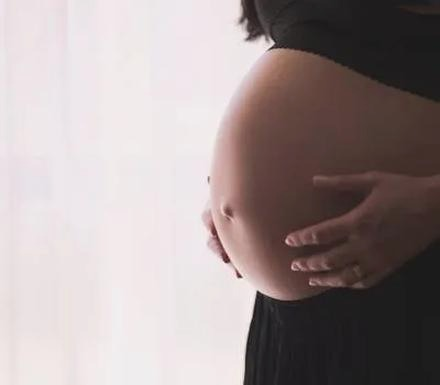 Pępek w ciąży – dlaczego boli i wystaje? Kiedy to norma?