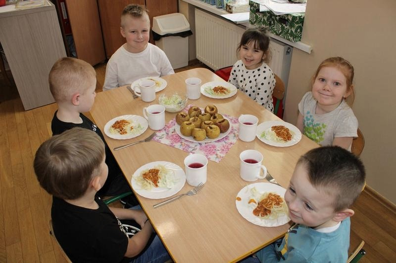 Temperatura posiłków w przedszkolu – normy, przepisy i zasady bezpiecznego żywienia dzieci